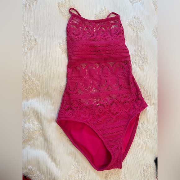 NWT Kenneth Cole Reaction Suns Out Crochet Buns Out Swimsuit in Pink swim - Picture 3 of 8